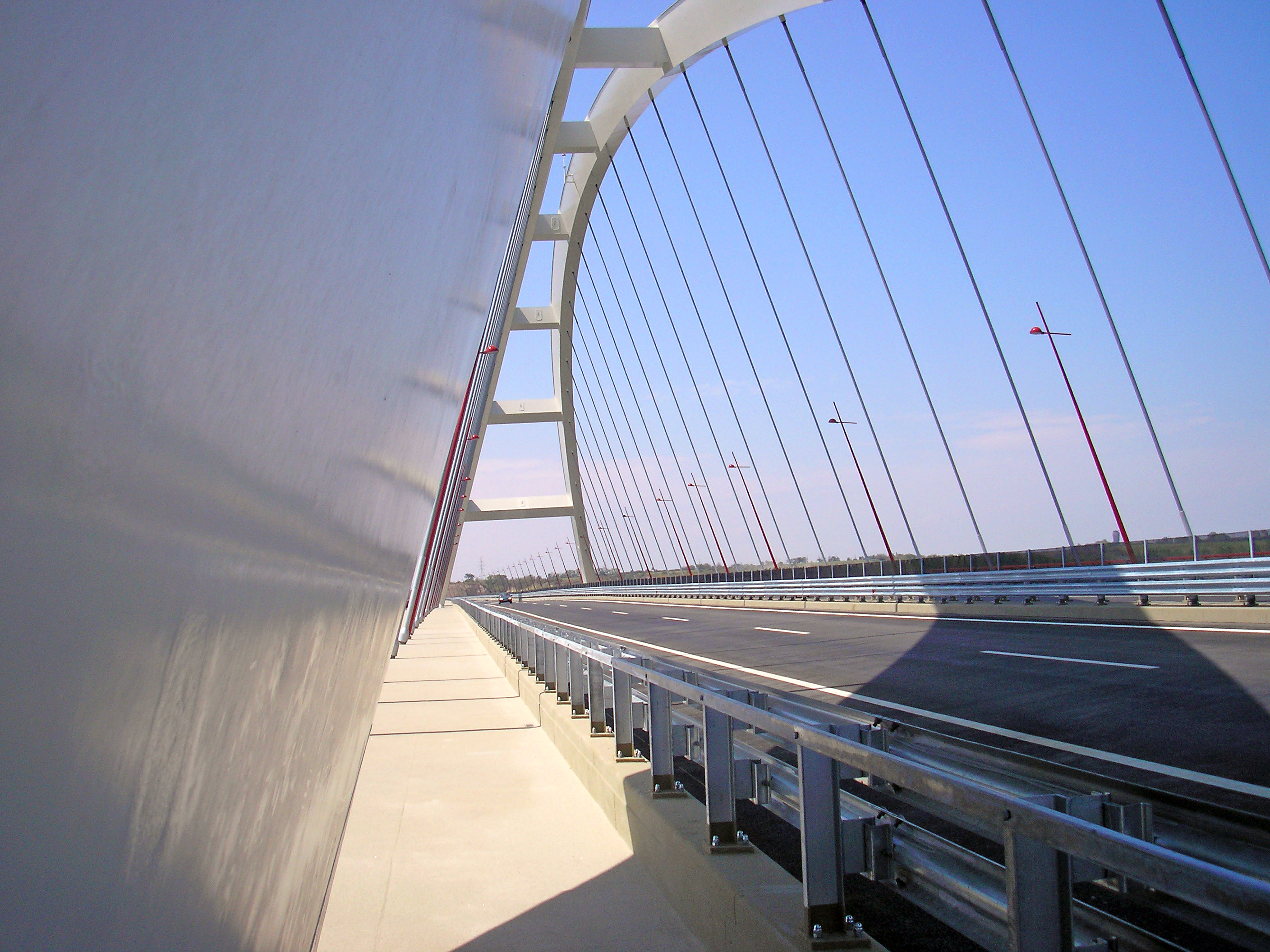 Dunaujvaros_Pentele_bridge_02.jpg